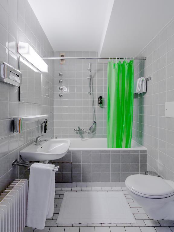 Hotel Parsberg Пухайм Стая снимка